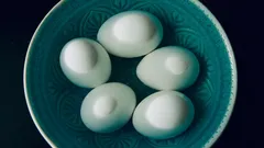 Jak gotować i studzić jajka na twardo, żeby nie były gumowe